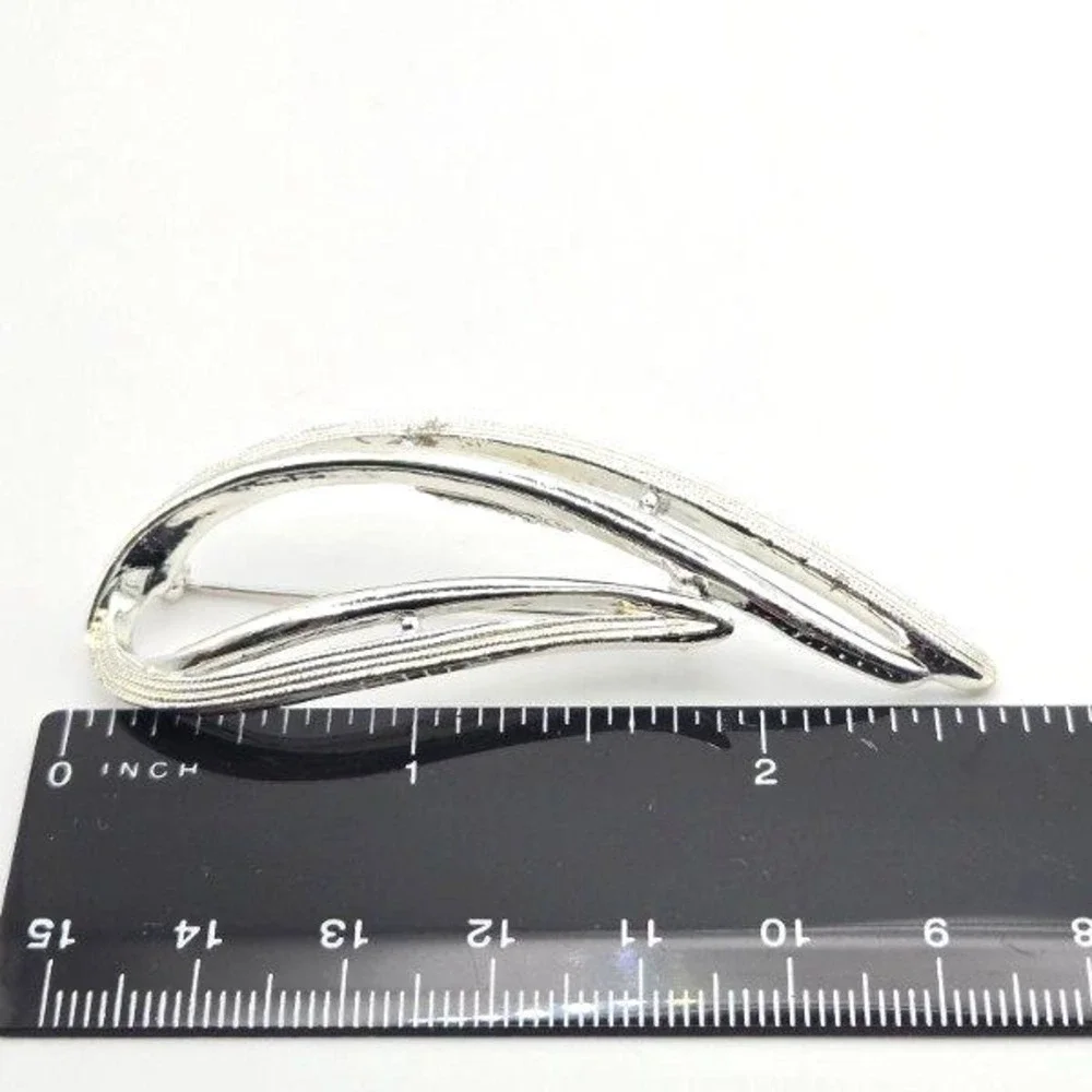 Vintage Sarah Coventry‎ Silver Tone Looped Brooch Abstract Leaf Pin